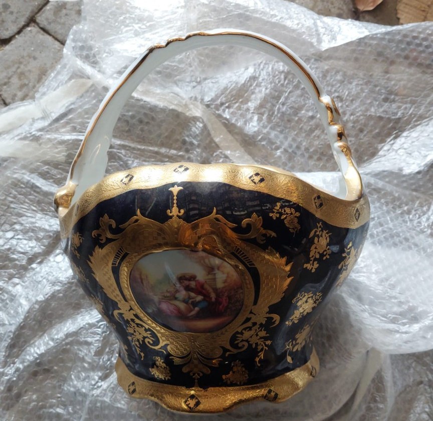 cestino-in-porcellana-blu-e-oro-con-scena-galante-stile-capodimonte